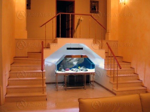 Морской аквариум в нише под лестницей